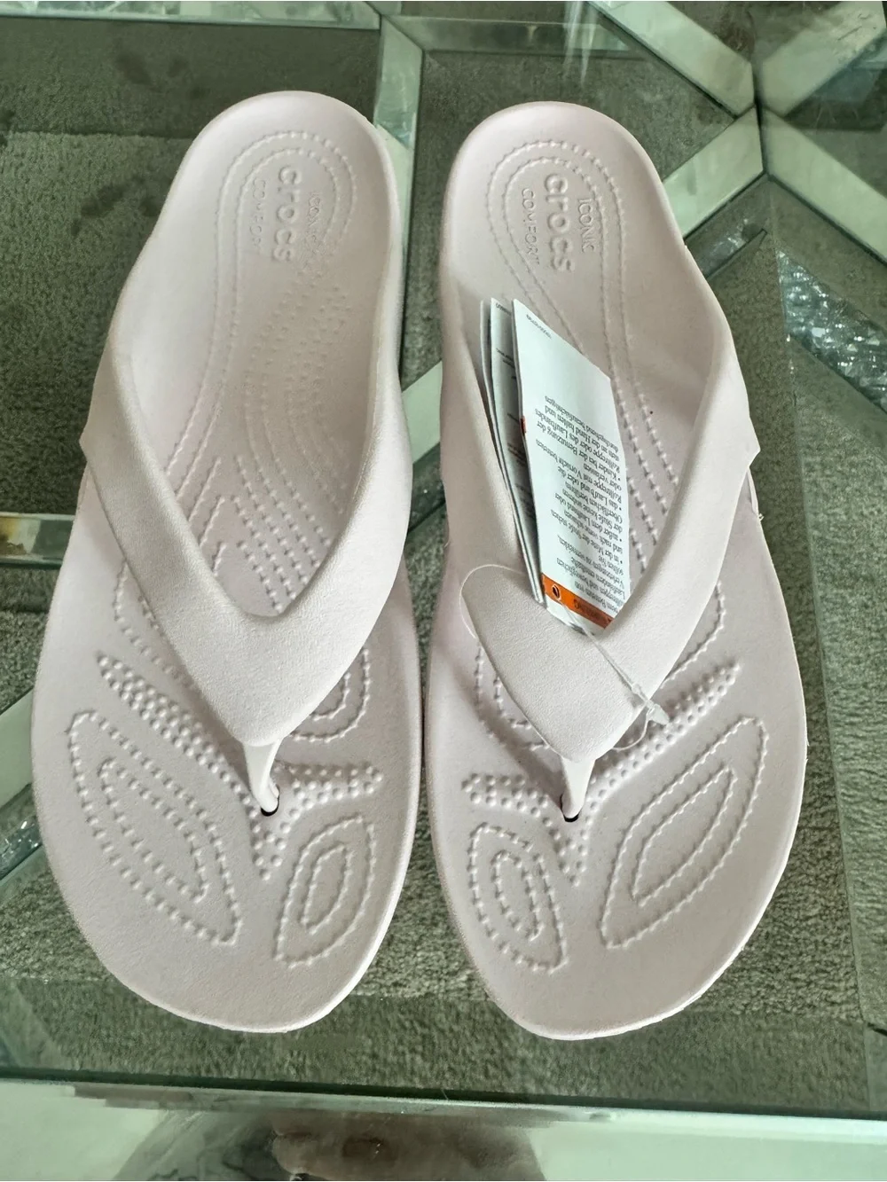 New with tag CROCS Women’s Light Pink Classic Flip Flops - Picture 2 of 4